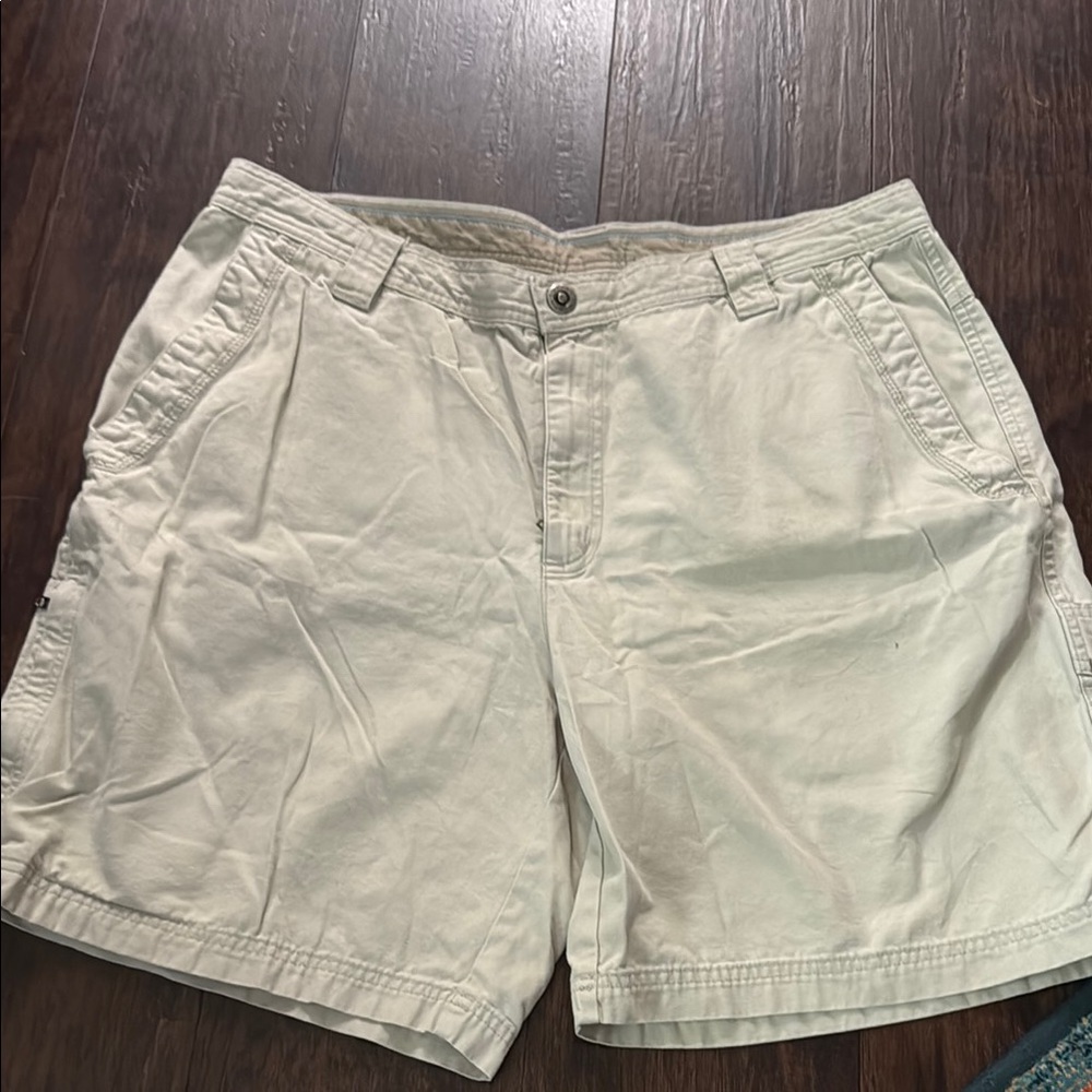 Columbia Cream Cargo Shorts Classic Design